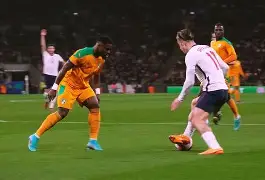 足球比赛场上选手们的身影令人敬佩(足球运动员在球场上怎么形容他们)